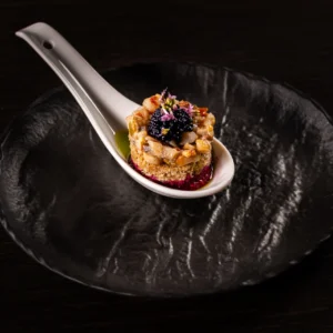 Silkės tartaras ant juodos duonelės su rupūžės ikrais ir burokėlių muslinu