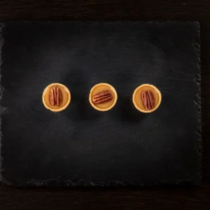 Sviestinė tartaletė su sūria karemele ir kepintu pekanijos riešutu