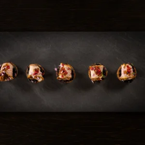 Juodos duonos kąsnelis su žemoje temperatūroje kepta antiena