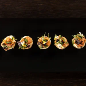 Baltos duonelės skrebutis su sūdyta lašiša