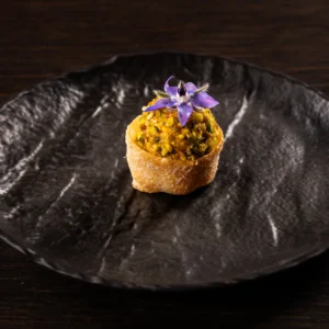 Trijų sūrių triufelis smėliniame krepšelyje su figų džemu ir pistacijomis